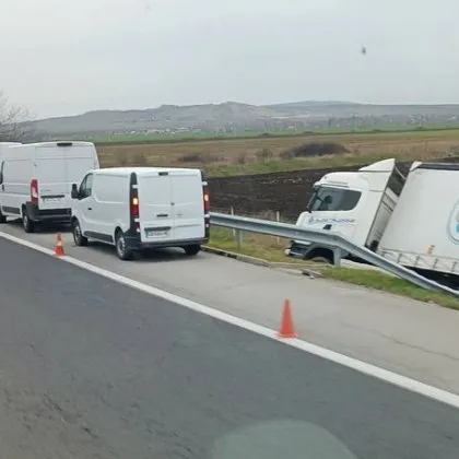 Инцидент на АМ Тракия, камион е в канавката СНИМКИ