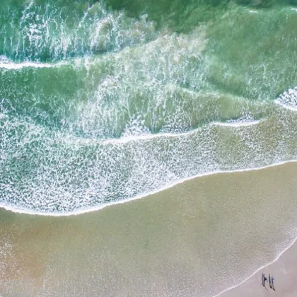 Морето изхвърли два трупа, единият на гола жена