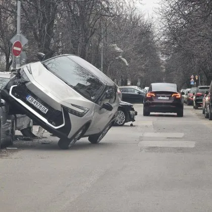 ПТП в София: Автомобил се "качи" върху друг, щети има по четири коли