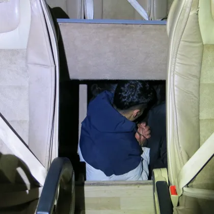 Заловиха 10 нелегални мигранти, укрити в тайник на микробус СНИМКИ