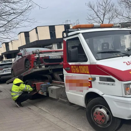Две разкъсани гуми и репатрак след "близка среща" с дупка в столичен квартал СНИМКИ