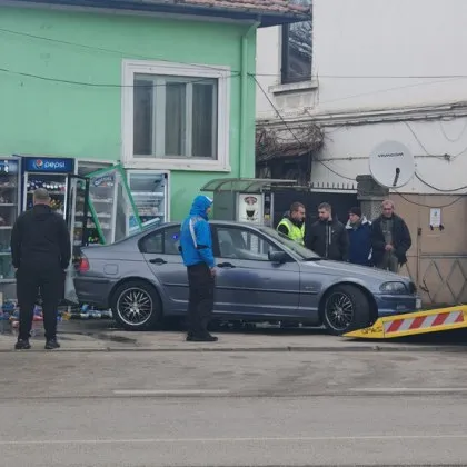 Кола се заби в в хладилни витрини в Габрово