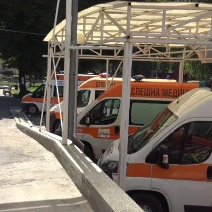 Нападнаха лекар, удряха го в главата