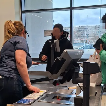 Урок по честност в Ямбол: Ученик се върна в супермаркет, за да доплати 1,35 евро