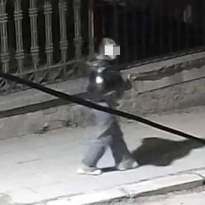 10 метра мързел, 100% наглост: Момиче изхвърля боклук пред чужда къща ВИДЕО