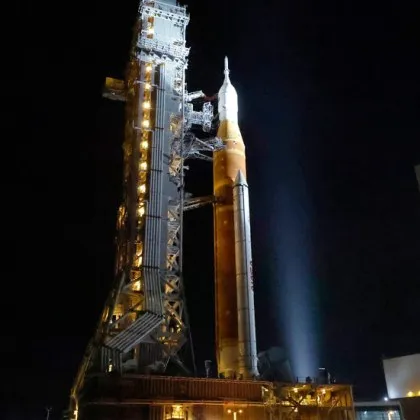 Ракетата Артемис II SLS Space Launch System на НАСА и космическият кораб Орион пристигнаха на
