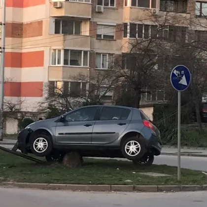 След като лек автомобил се покачи на кола на столична