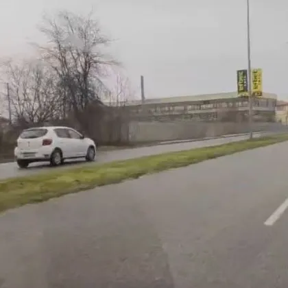 Бял хеджбек шпори в насрещното из Пазарджик, размина се с коли СНИМКИ