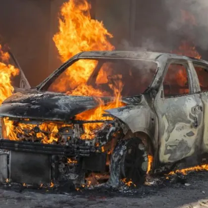 Близо 50 автомобила и две халета са унищожени при голям