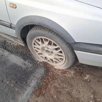 Интересен ремонт: Вградиха гумите на кола в асфалт СНИМКИ