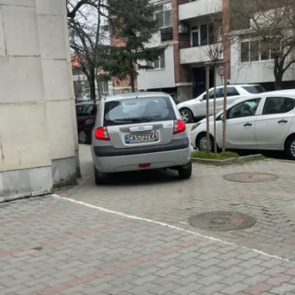 Кола мина по тротоар и се включи в движението през пешеходна пътека СНИМКИ