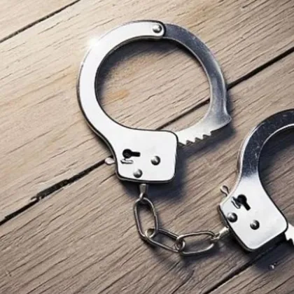 Двама мъже извършили кражба и обсебване са разобличени от служители