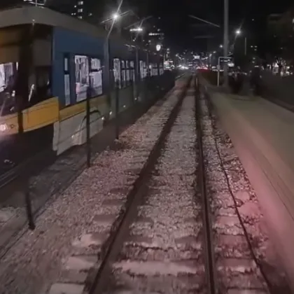 Опасна игра: Деца слагат камъни на трамвайни релси в София ВИДЕО