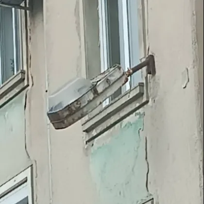 Опасна лампа заплашва минувачи в Димитровград СНИМКИ