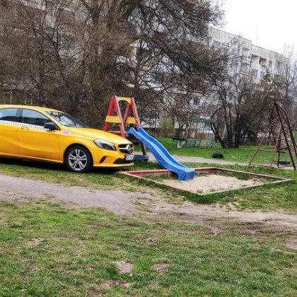 Водач блесна с абсурдно паркиране в столичния квартал Люлин след