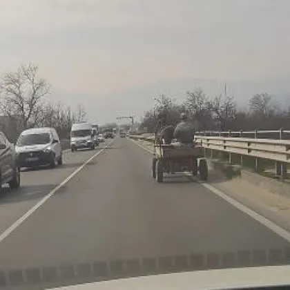 Редно ли е? Каруца шпори по Околовръстното на Пловдив ВИДЕО