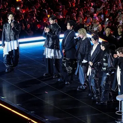 След четиригодишна пауза K pop супергрупата BTS се завърна в събота с мащабен