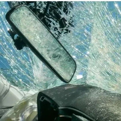 Кола се обърна на пътя Карлово - Баня, пострадаха трима