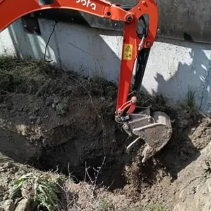 Спасиха с багер котенце, заклещено в тръба