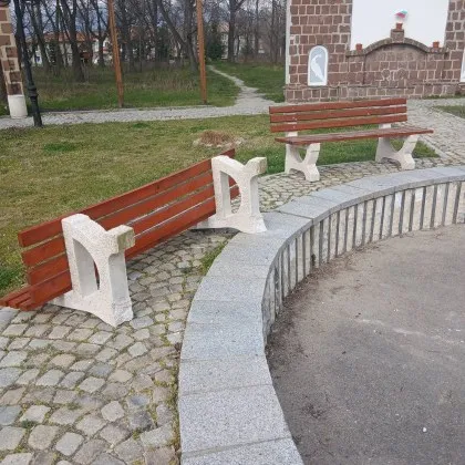 Вандали посегнаха на нова пейка и фигурка на Баба Марта в Баня СНИМКИ