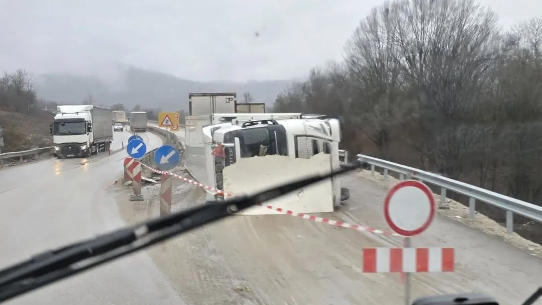 Аварирал ТИР затвори път I-1 СНИМКИ