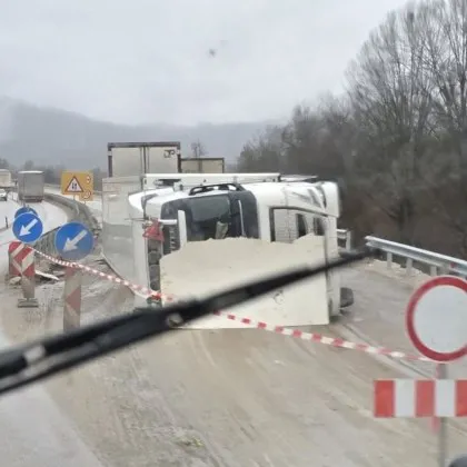 Аварирал ТИР затвори път I-1 СНИМКИ
