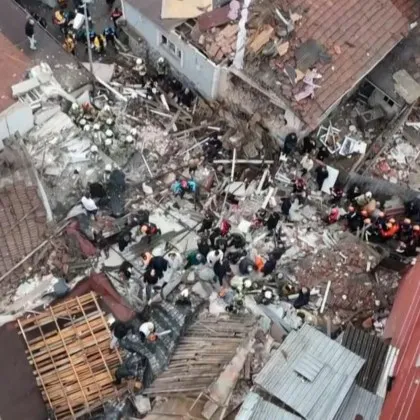 Две съседни сгради в централния истанбулски квартал Фатих са се