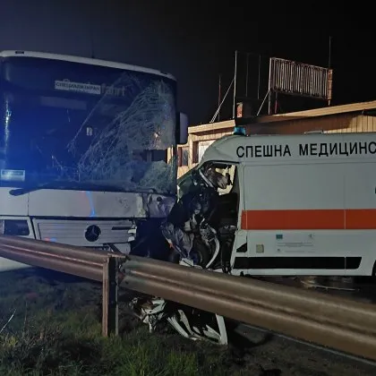 Детето транспортирано с катастрофиралата снощи линейка във Великотърновско не е