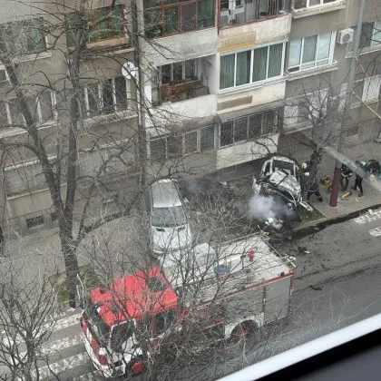 Млада шофьорка се заби в сграда и удари пешеходец СНИМКИ