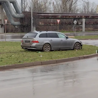 Младеж с БМВ катастрофира след гонка с полицията СНИМКИ