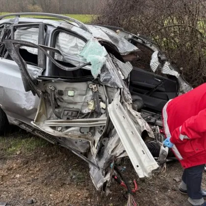 Шофьор на БМВ загина след страничен удар с ТИР, жена е тежко състояние