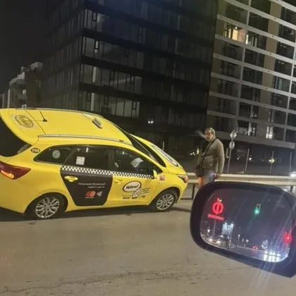 Софийско такси се качи на мантинела, интернет избухна от сарказъм СНИМКИ