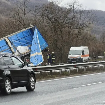 Тир се обърна на АМ "Тракия" СНИМКИ