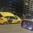 Софийско такси се качи на мантинела, интернет избухна от сарказъм СНИМКИ