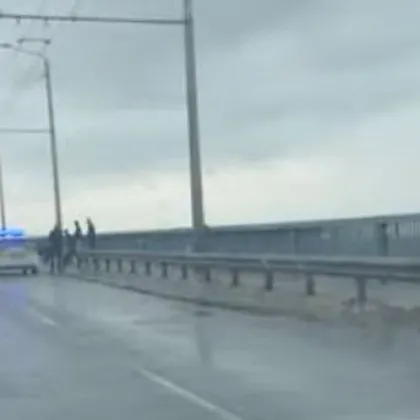 Инфарктно! Мъж се качи на външния парапет на Аспаруховия мост СНИМКИ