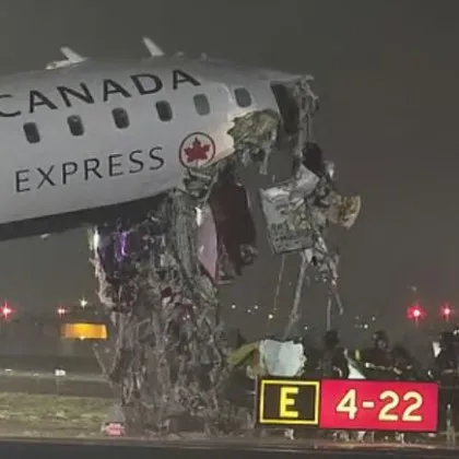 Катастрофата между самолет и пожарна: Загинали са пилотите, ранени са 13 души