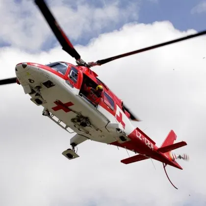 С въздушна линейка към &bdquo;Пирогов": 22-годишната от тежката катастрофа е в критично състояние