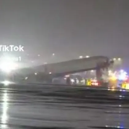 Сблъскаха се самолет и пожарна ВИДЕО