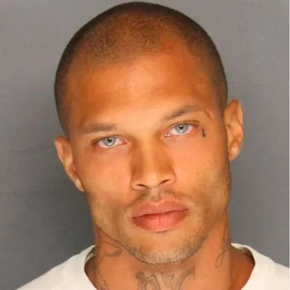 Секс, пари и обсебени фенки: как славата съсипа живота на &bdquo;най-красивия престъпник"