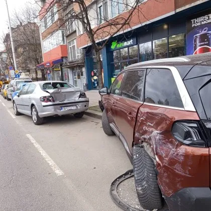 Произшествие в столицата, две коли са помлени СНИМКИ