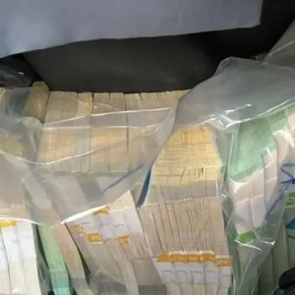 Тираджия натъпка 220 000 евро в чанта с шоколади