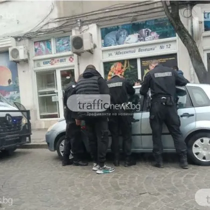 Служителите на Жандармерия забелязани да отключват автомобил с тел в