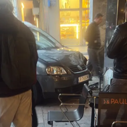 Автомобил с българска регистрация се вряза в остъклената част на