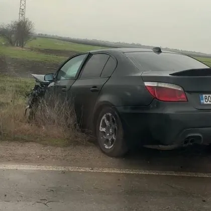 БМВ и Ауди излетяха в канавката, такси отнесе кола СНИМКИ