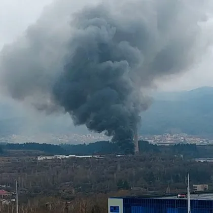 Избухна огромен пожар край Перник СНИМКИ