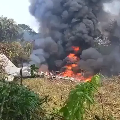 Над 100 души на борда: Военен самолет се разби след излитане ВИДЕО