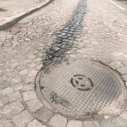 Опасна шахта "дебне" шофьори в центъра на София СНИМКА