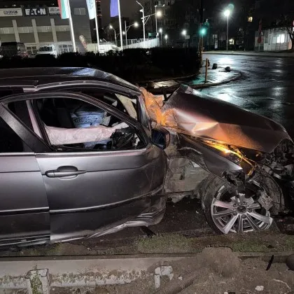 Среднощна катастрофа: БМВ се заби в стълб в София СНИМКИ