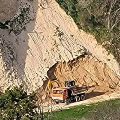 Законно ли е? Багер дълбае в основата на Мелнишките пирамиди СНИМКА