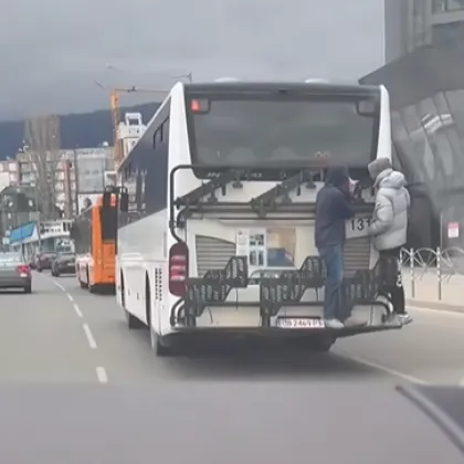 Опасно поведение на младежи в София предизвика възмущение в социалните